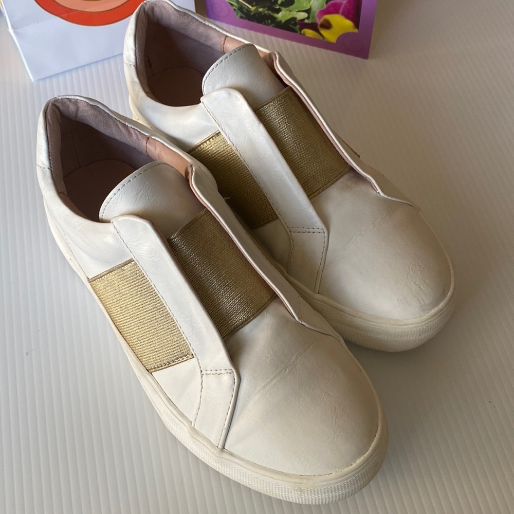 TOP-SHOP Women's Fashion Slip On Sneakers White w/ Gold Band Size 6.5